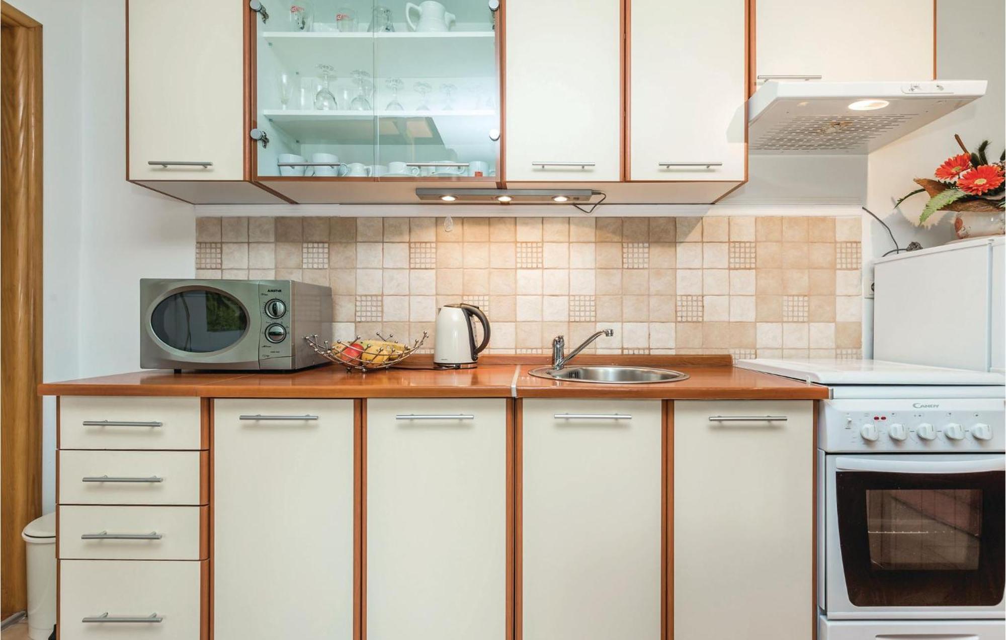 2 Bedroom Cozy Home In Licko Lesce Dış mekan fotoğraf
