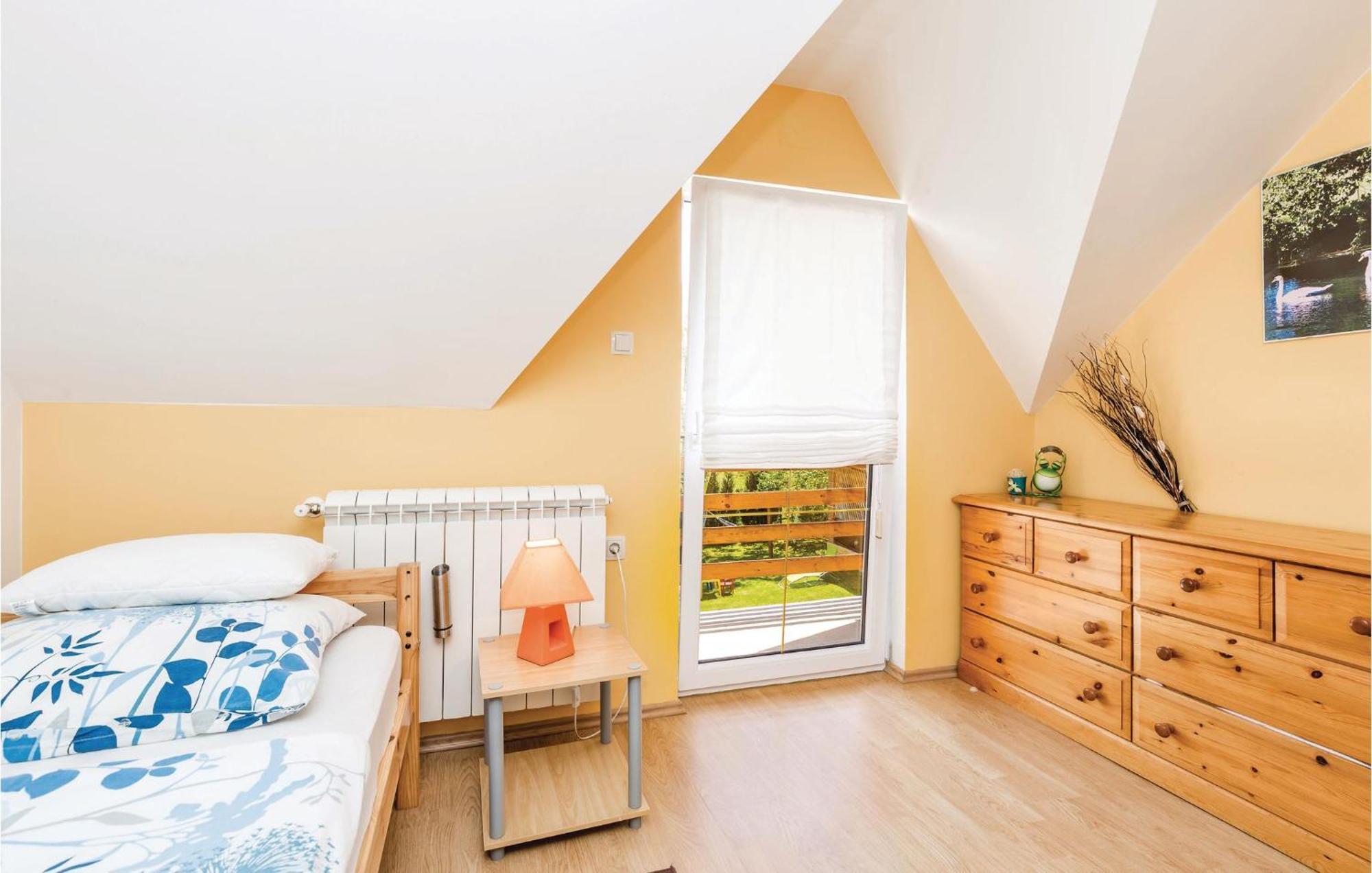 2 Bedroom Cozy Home In Licko Lesce Dış mekan fotoğraf