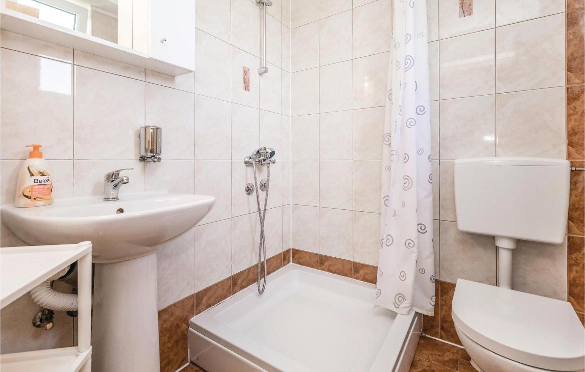 2 Bedroom Cozy Home In Licko Lesce Dış mekan fotoğraf