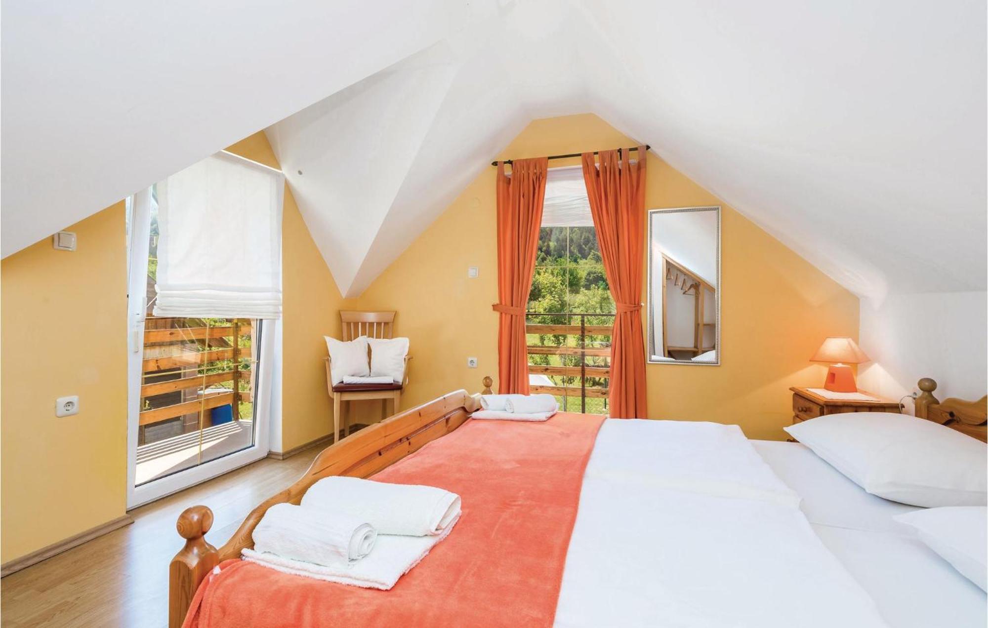 2 Bedroom Cozy Home In Licko Lesce Dış mekan fotoğraf