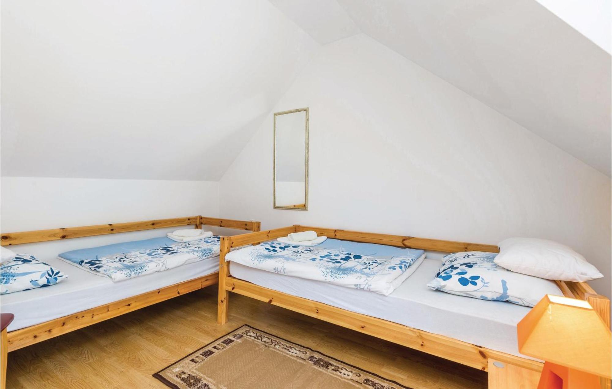 2 Bedroom Cozy Home In Licko Lesce Dış mekan fotoğraf