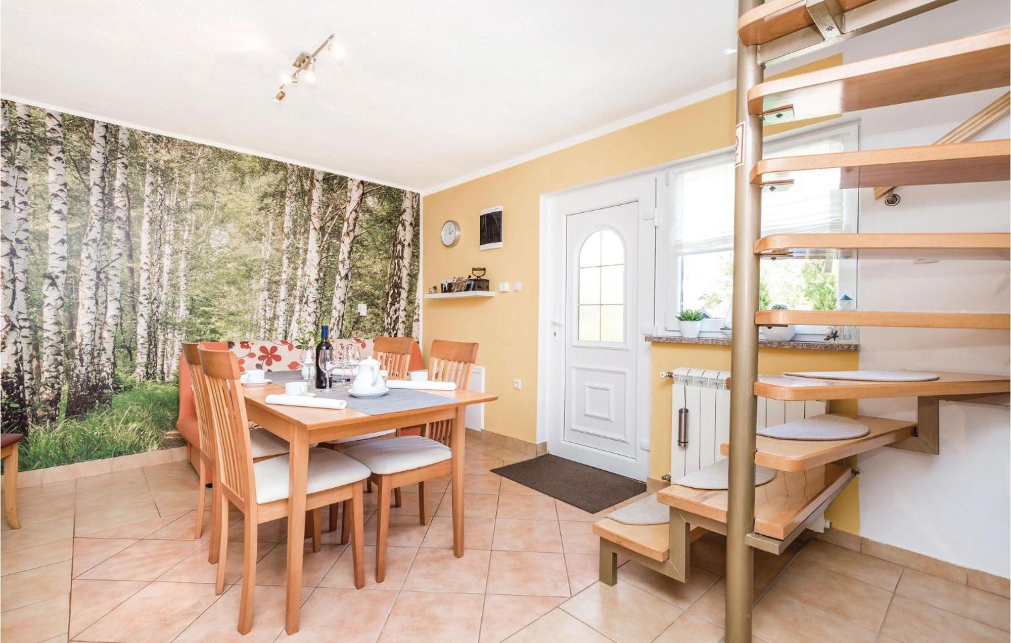 2 Bedroom Cozy Home In Licko Lesce Dış mekan fotoğraf