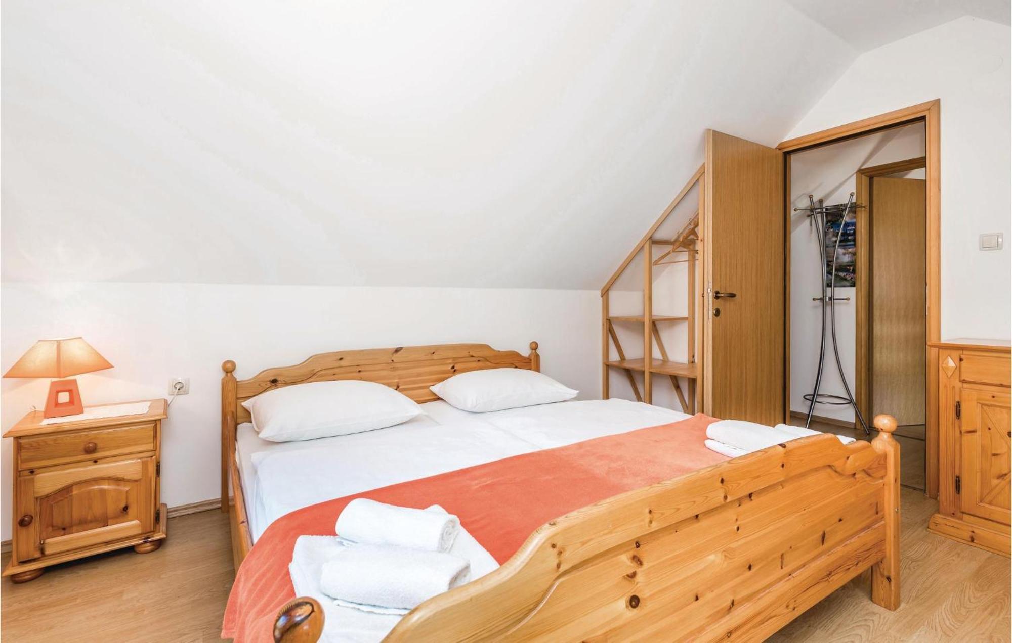 2 Bedroom Cozy Home In Licko Lesce Dış mekan fotoğraf