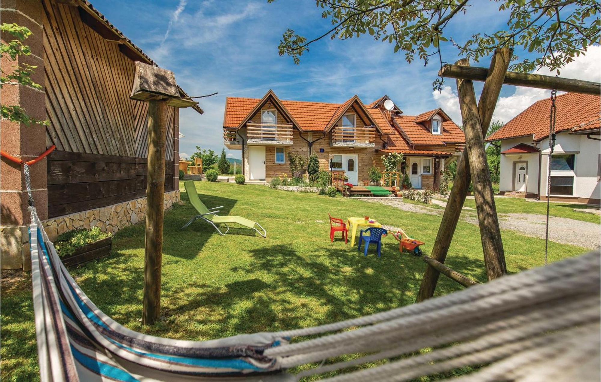 2 Bedroom Cozy Home In Licko Lesce Dış mekan fotoğraf
