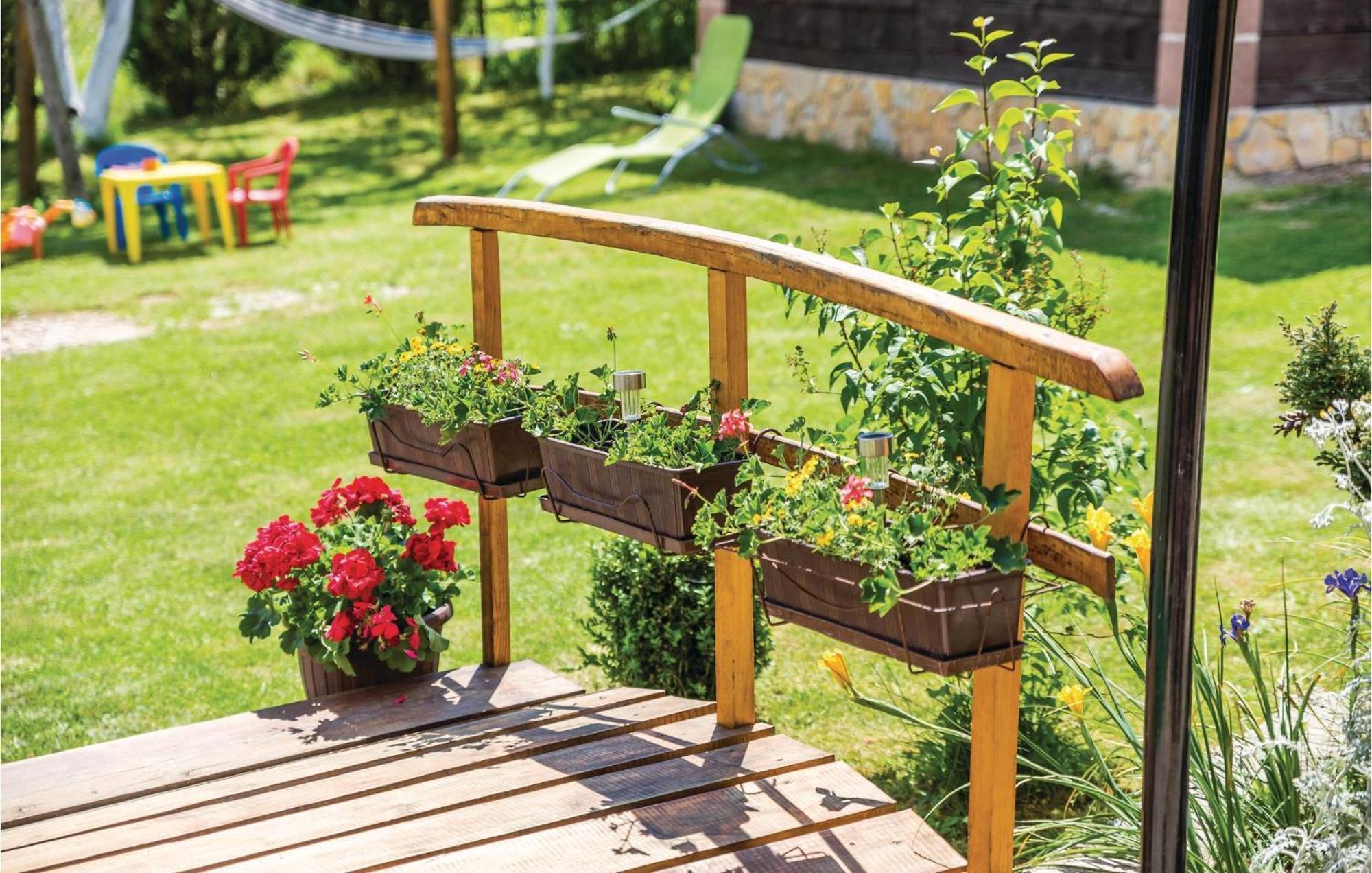 2 Bedroom Cozy Home In Licko Lesce Dış mekan fotoğraf
