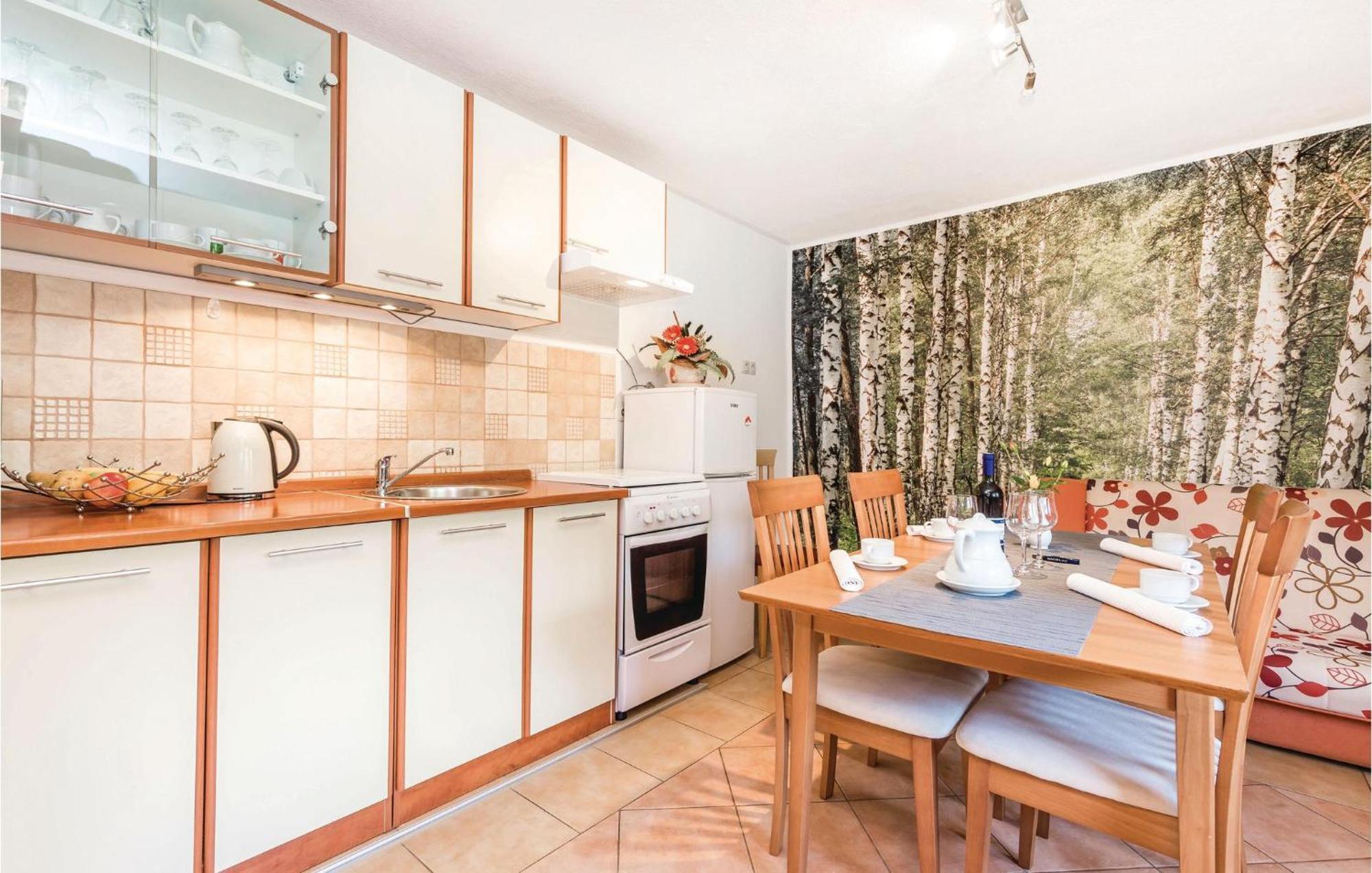 2 Bedroom Cozy Home In Licko Lesce Dış mekan fotoğraf