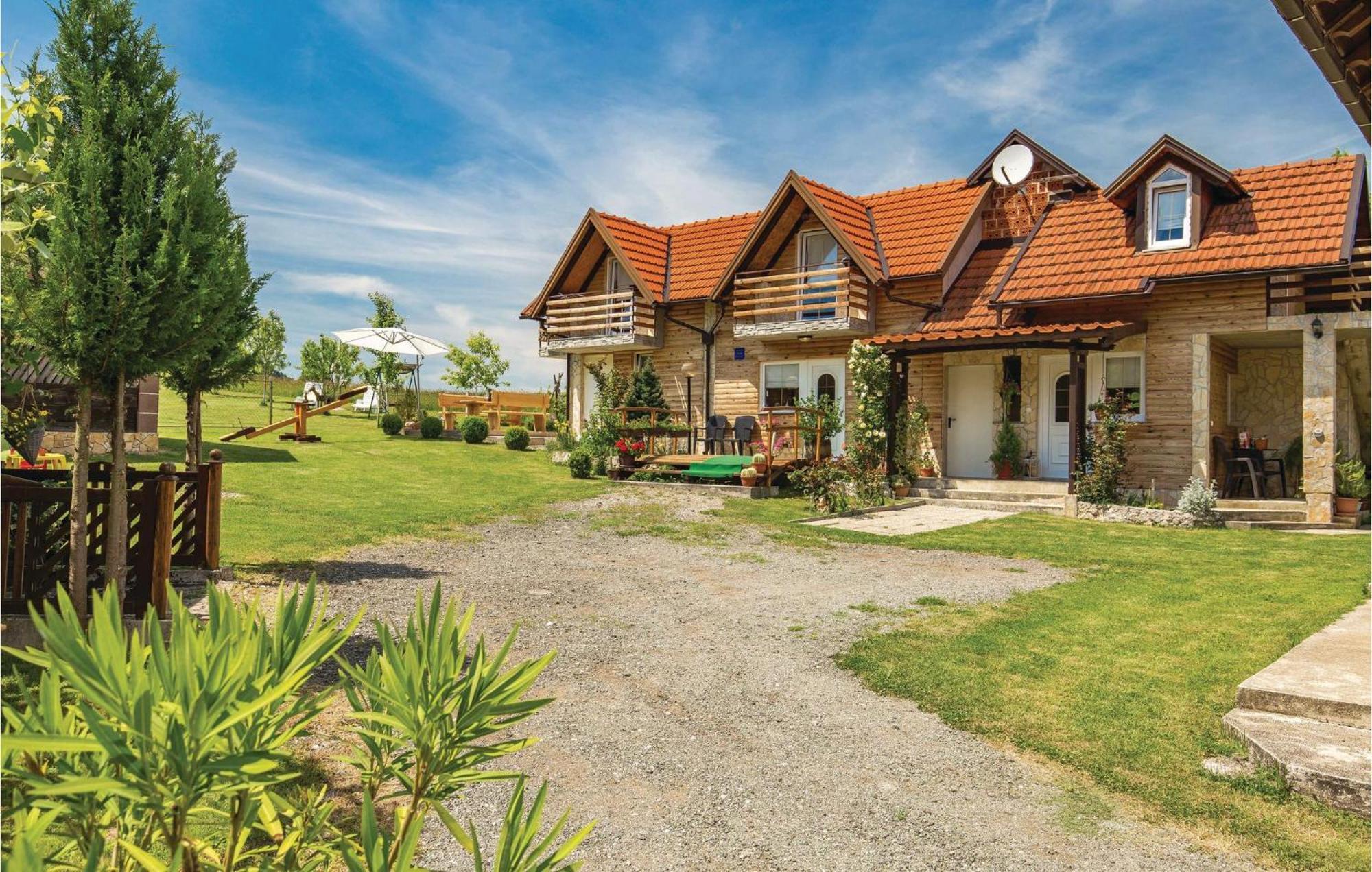 2 Bedroom Cozy Home In Licko Lesce Dış mekan fotoğraf