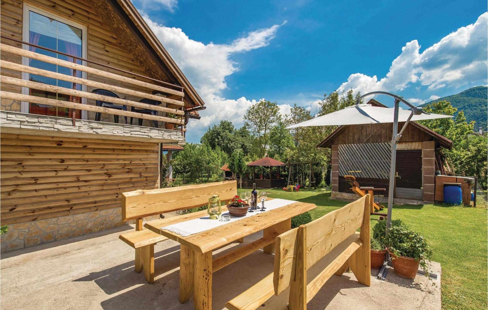 2 Bedroom Cozy Home In Licko Lesce Dış mekan fotoğraf