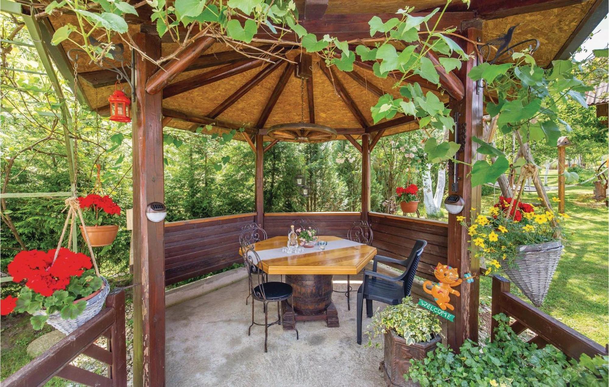 2 Bedroom Cozy Home In Licko Lesce Dış mekan fotoğraf