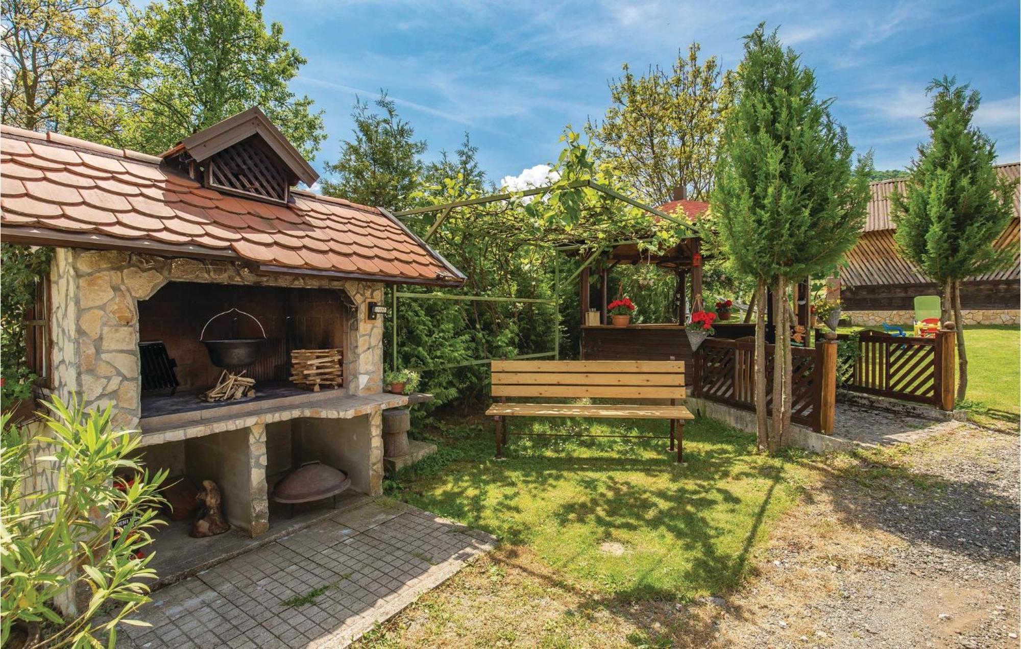 2 Bedroom Cozy Home In Licko Lesce Dış mekan fotoğraf