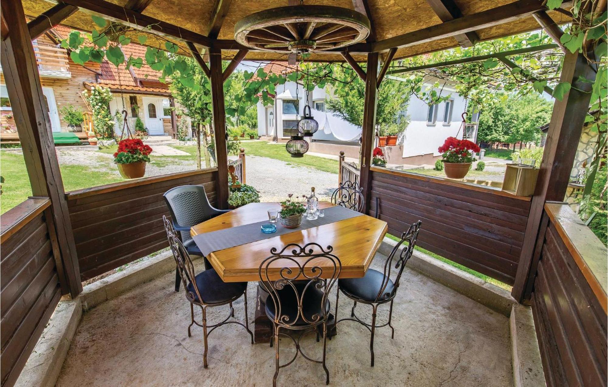 2 Bedroom Cozy Home In Licko Lesce Dış mekan fotoğraf