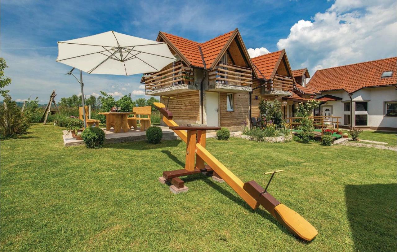 2 Bedroom Cozy Home In Licko Lesce Dış mekan fotoğraf